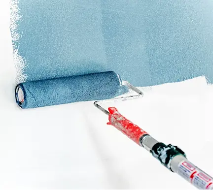 Application de peinture au rouleau sur un mur intérieur