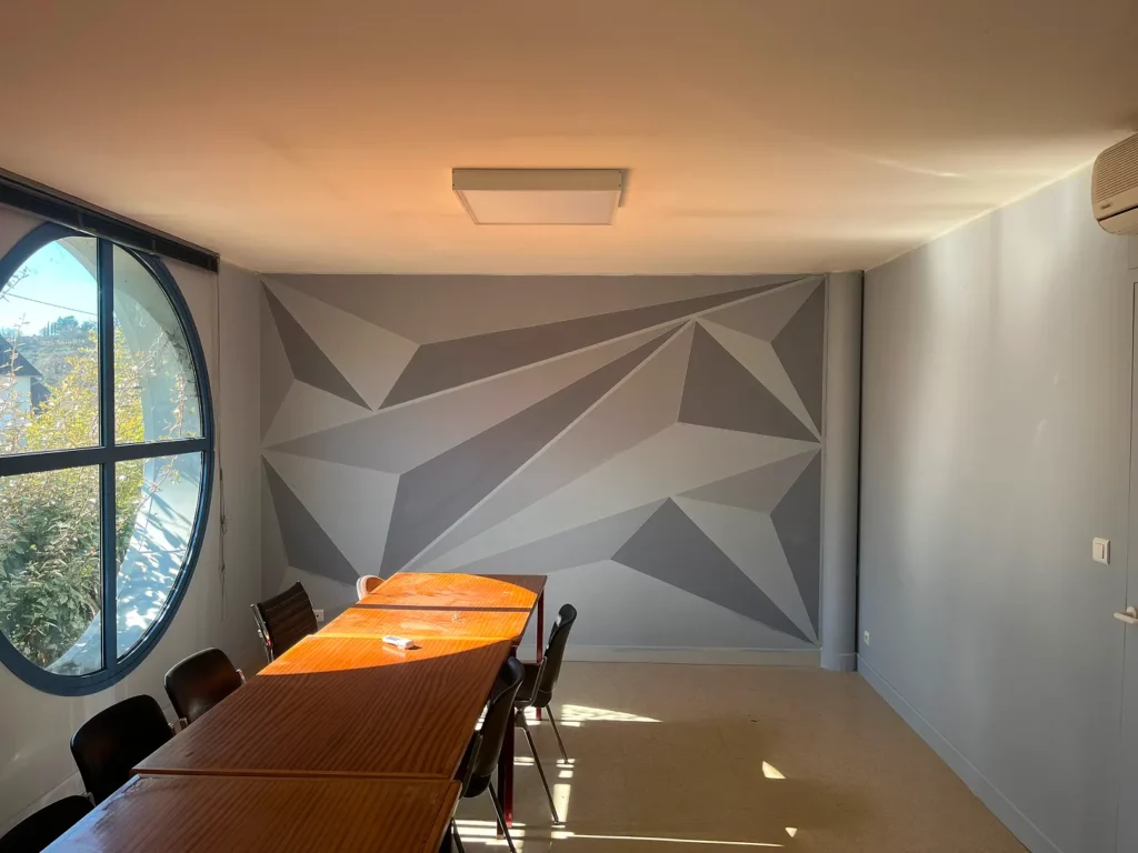 Mur décoratif géométrique peint par VCAD près de Cahors