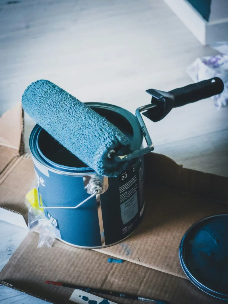 Rouleau et pot de peinture professionnelle