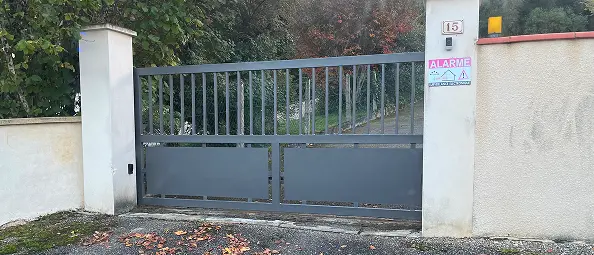 Portail métallique repeint en gris dans le Lot